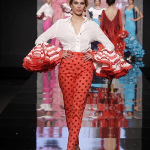 Conjunto de pantalón lunares coral y blusa blanca