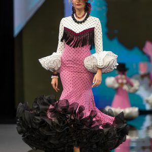 Traje de flamenca rosa y blanco lunar negro